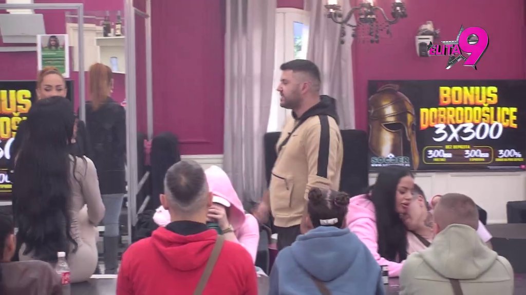 TEK ĆU DA... Asmin ne obraća pažnu na Staniju dok intimno opšti sa Majom, Dobrojevićeva uverena da je to rezultat njegovih SKRIVENIH NAMERA! (VIDEO)