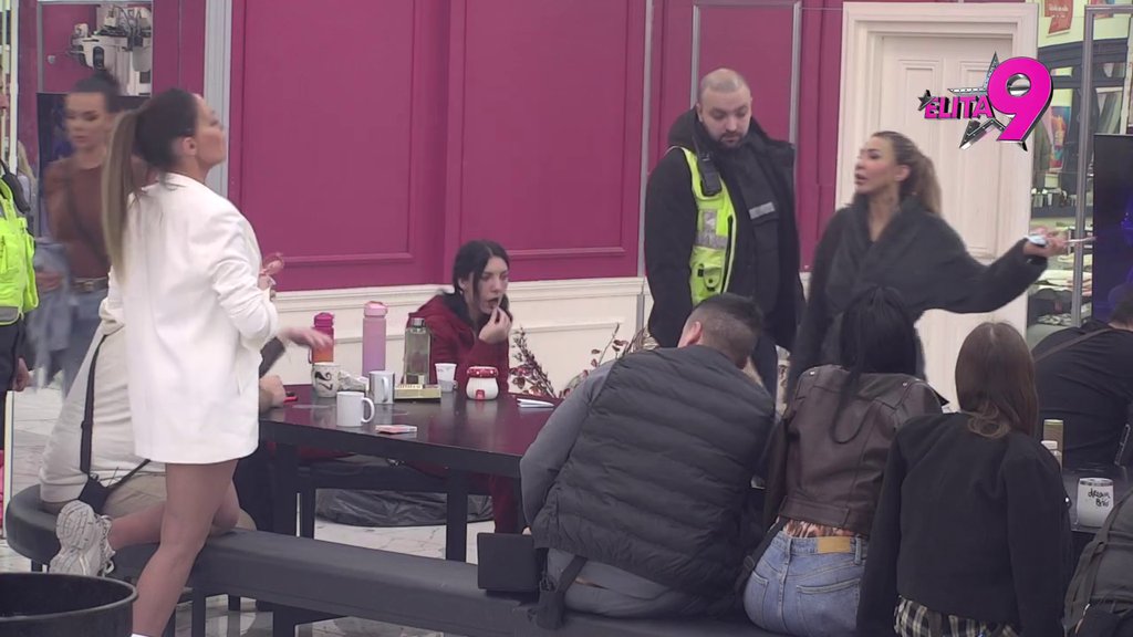 Opšti haos u Eliti: Kačavenda više ni sama ne zna s kim ratuje! Anđelo, Mića i Aneli joj stali na žulj, ona rešeta prozivkama kako zna i ume (VIDEO)
