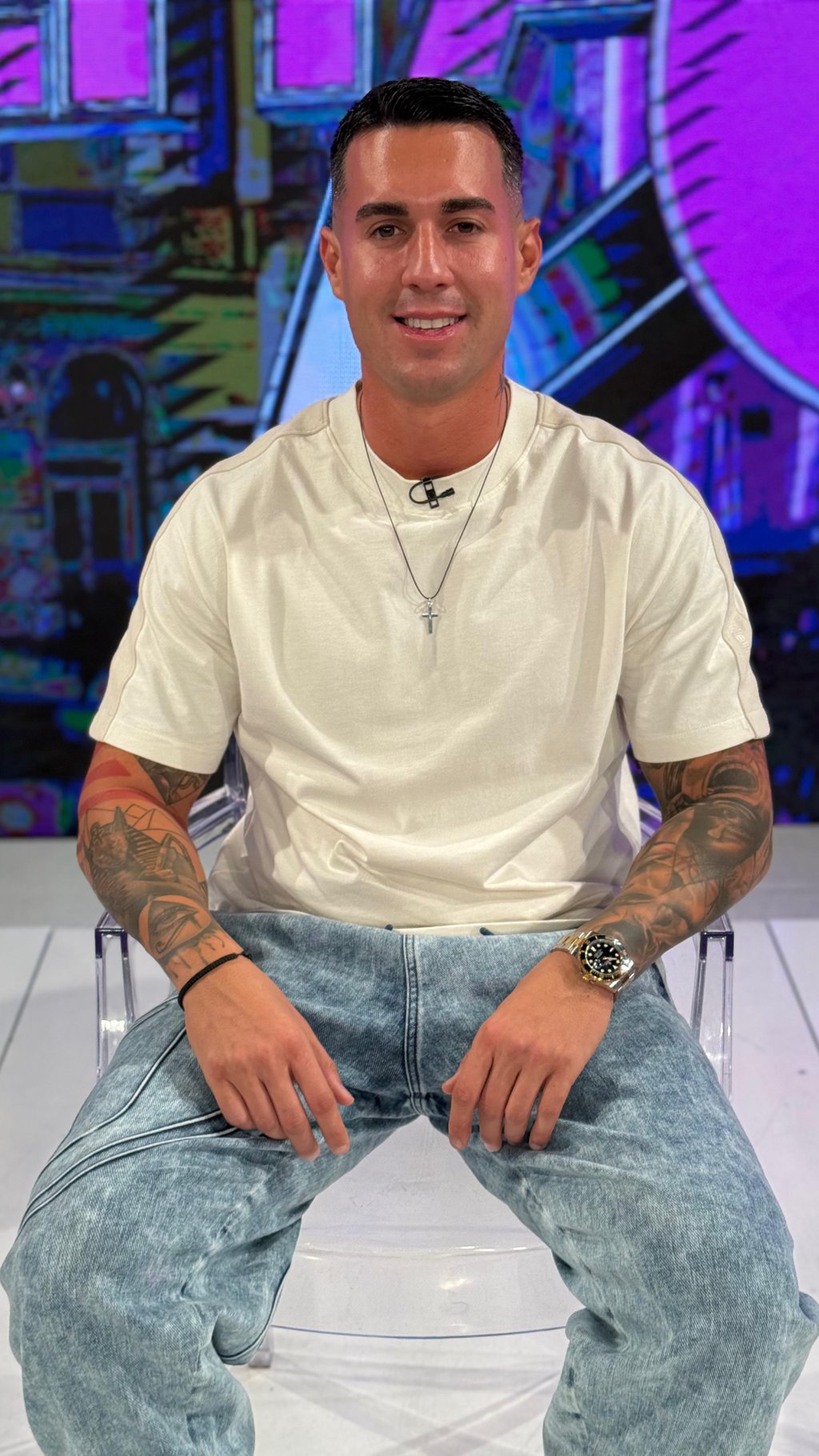 Duga crna kosa, nalakirani nokti, krejon i senka oko očiju... Šta se desilo sa NAJVEĆIM ZAVODNIKOM iz ZADRUGE I ELITE? Da li ga prepoznateje?