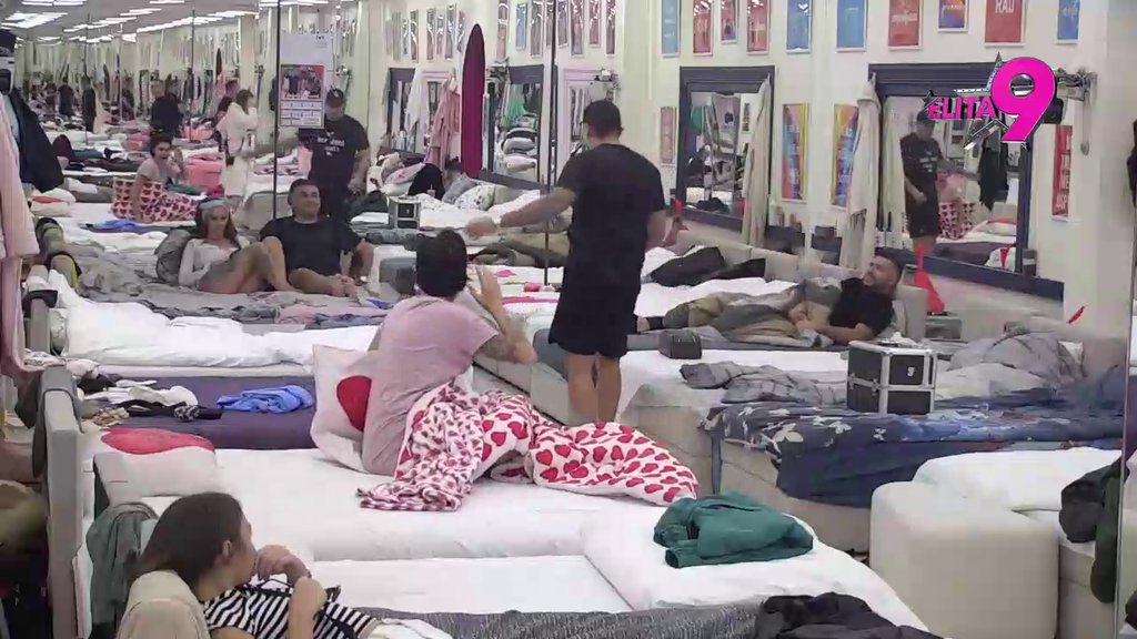 NIŠTA OD POMIRENJA: Mina rešila da spusti loptu sa Terzom, pa popucala po šavovima nakon što je dobila HLADAN TUŠ! (VIDEO)