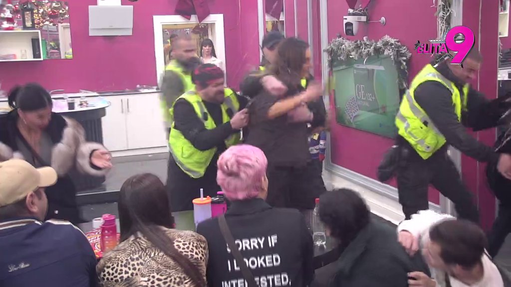 ŽESTOKO SUOČAVANJE! Ana Ćurčić i Milena Kačavenda oči u oči, pljuštale uvrede i POLIVANJA, OBEZBEĐENJE RAZDVAJA BIVŠE KUME (VIDEO)