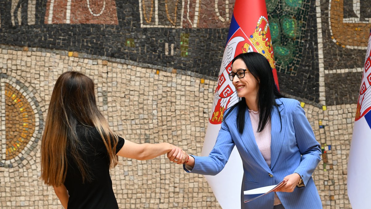 DRŽAVA DAJE KROV NAD GLAVOM ZA 64 PORODICE! Ministarka Žarić Kovačević uručila rešenja za kupovinu prve nekretnine: Podeljeno više od MILION EVRA, a evo koje važne novine čekaju roditelje!