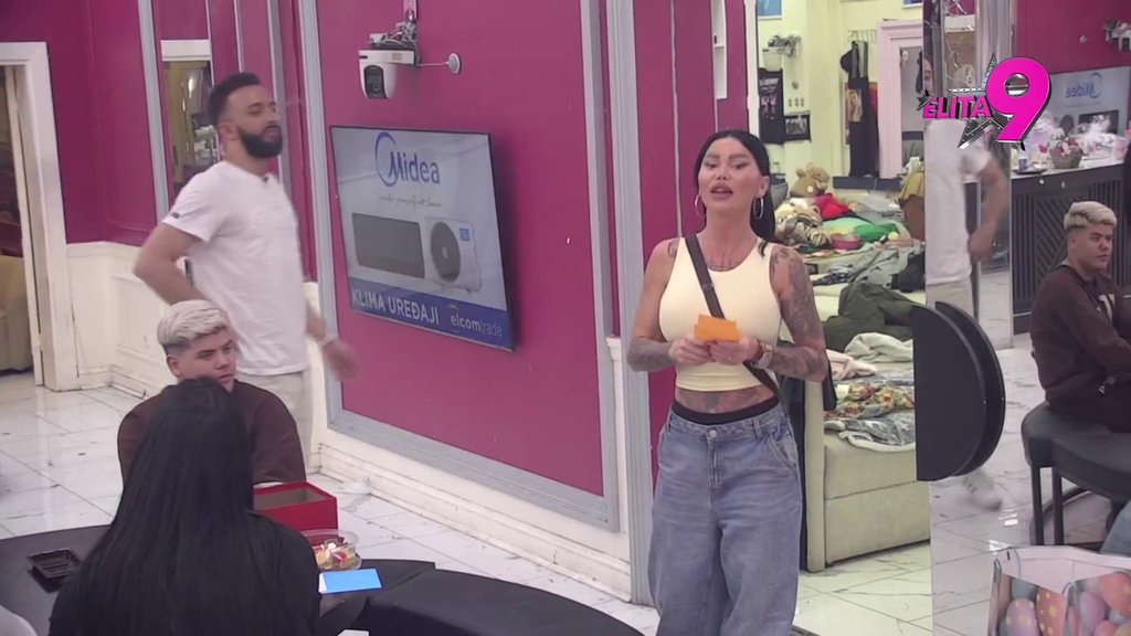 Stigli praznični pokloni za učesike Bele kuće! Vanja Živić se iznenadila što joj nije stigla čestitka od OVE osobe: (VIDEO)