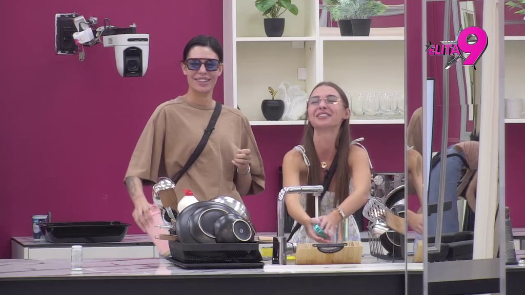 PAO POLJUBAC: Sara se poverila Mini Vrbaški o odnosu sa Ivanom, sve je počelo još pre Elite! (VIDEO)