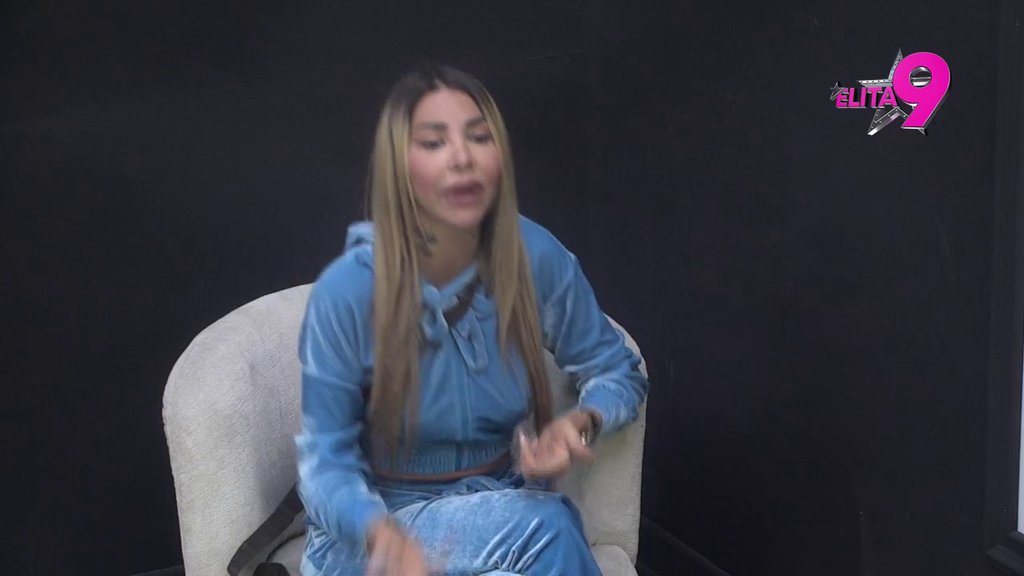 Ja se nisam skidala gola! Aneli dala sve od sebe da pokaže svoju veličinu pored Stanije, pa otkrila detalje svoje prošlosti: Snimila sam pesmu sa 19 godina! (VIDEO)