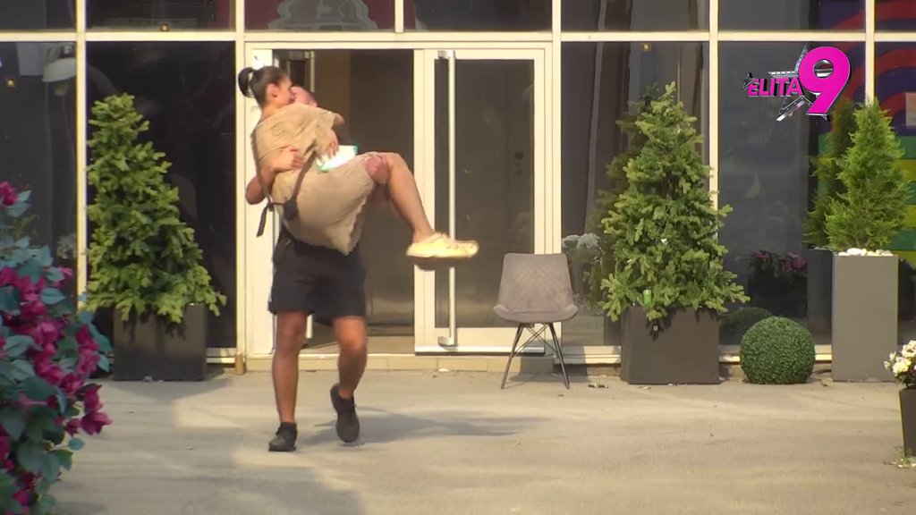 Komentariše te ova što je spavala sa dedom za pare! Viktor svim silama brani Minu, ona ponovo zajaukala: Ja sam emotivno nestabilna! (VIDEO)