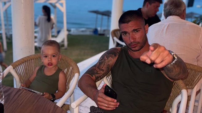 Mirko Šijan puca od ponosa! Pogledajte kakve akrobacije njegov sin sa samo tri godine izvodi u bazenu vile u Surčinu (VIDEO)