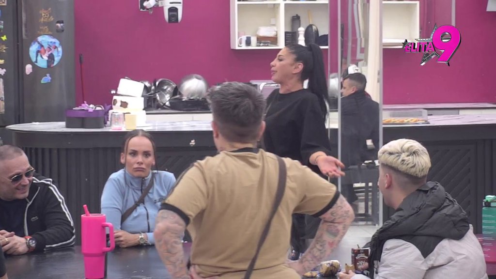 Raskrinkana TAJNA VEZA Jakšićke i Anđela, ona sve potvrdila: Prestao je da ljubi vas, sad vam je krivo! Aneli je zakucala: Otkad je dobio poklone sa mnom, postala si ljubomorna! (VIDEO)