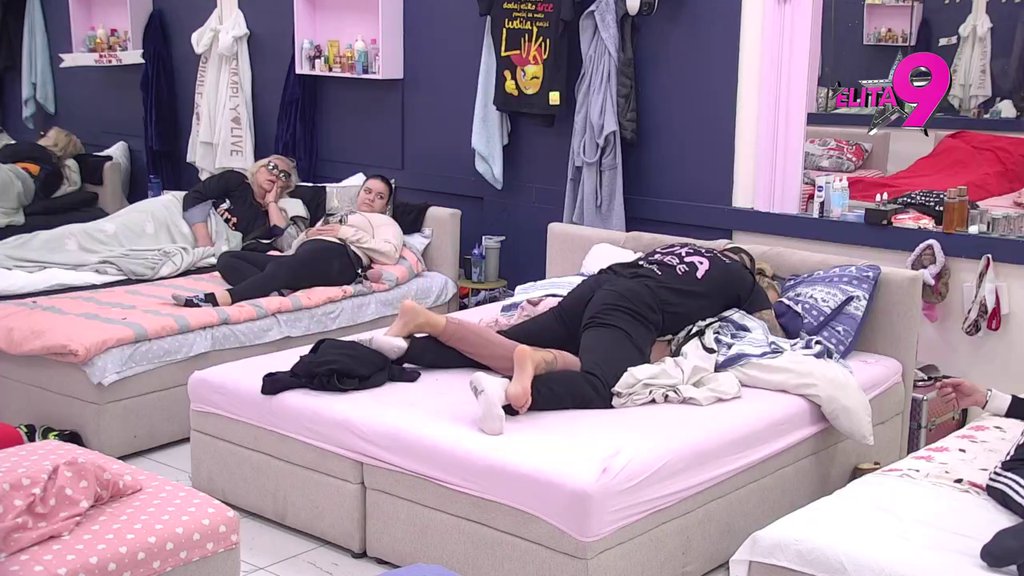 NEPRIKLADNE SCENE USRED BELA DANA! Luka zaskočio Aneli pred punom spavaćom sobom! (VIDEO)
