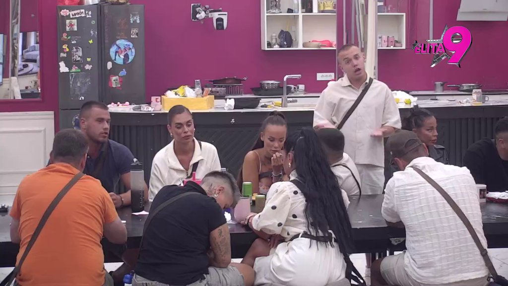 Ne može da se otrgne od njenog uticaja? Učesnici smatraju da Viktor igra kako Mina svira i da je pod njenim uticajem (VIDEO)