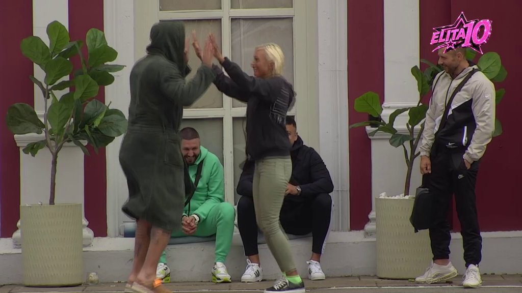 KAKAV PLES! Karić i Jasenka zaigrali nasred dvorišta, vrište i skaču od sreće, veselje izbija iz njih (VIDEO)