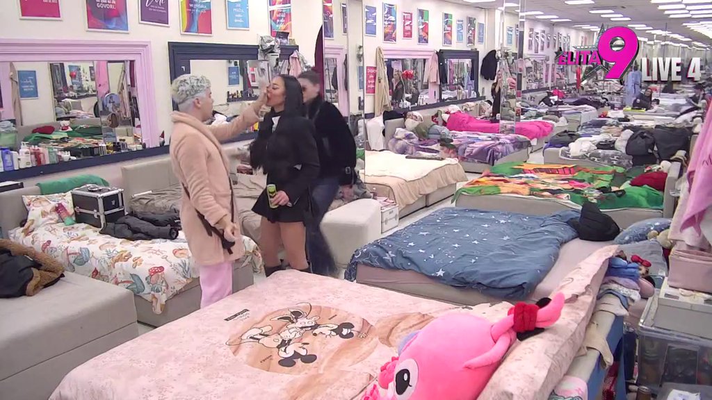 HAOS U SPAVAĆOJ SOBI! Maja izrešetala Anastasiju, pa se ustremila na Uroša, obezbeđenje odmah reagovalo! (VIDEO)