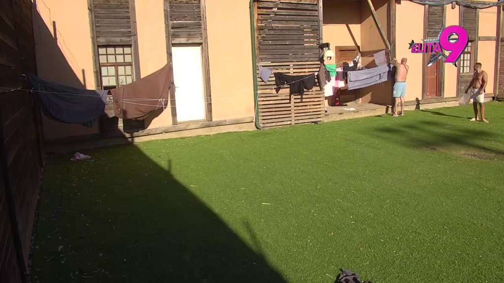 Sorbona ponovo zakazala! Janjuš kuka po dvorištu, ne može da veruje da mu je ponovo uništila stvari (VIDEO)