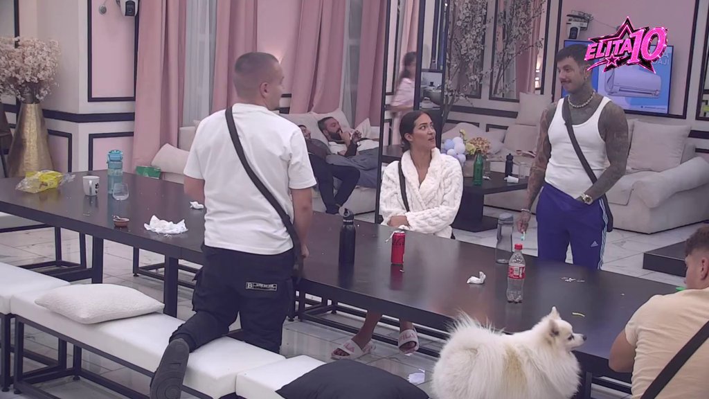 Uporna u nameri da bude blizu nje: Laura pozvala Đukića u hotel, on joj dao obećanje da će i ovog jutra zaspati pored nje! (VIDEO)