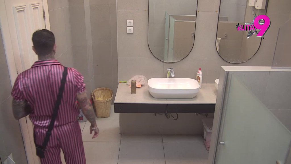 TEODORI ĆE POZLITI AKO SAZNA: Filip i Boginja se sa osamili u toaletu, pa obavili razgovor! (VIDEO)