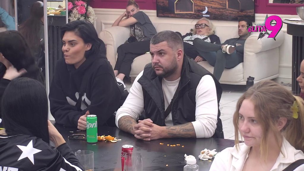 Zamolila sam ga da reši te papire, jer Nora nije otišla na sistematski tri godine: Aneli progovorila o odnosu sa Asminom i njihovom procvatu posle dve godine, pa priznala: Nije bio iskren prema Staniji (VIDEO)