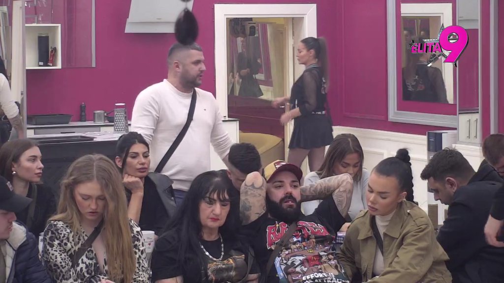 Kačavenda postala tražena riba u Beloj kući: Završila na žestokom stubu srama! Pokušava da se opere od Anđela, a ide u sve veći kanal (VIDEO)