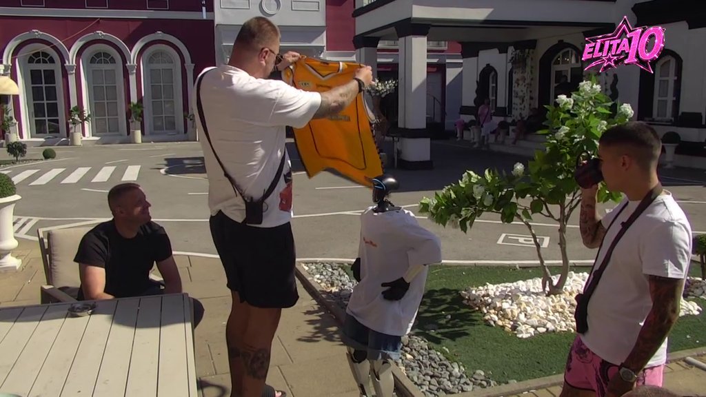 Toša dobio poklon od Janjuša: Dres iz Slovenije ima posebnu vrednost, evo koliko godina je star! (VIDEO)