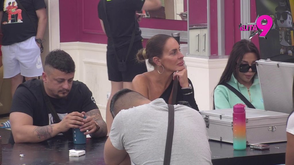 Malo pohvala, mnogo više pljuvačine: Dača bez dlake na jeziku sasuo sve svojm rijaliti drugaricama! (VIDEO)