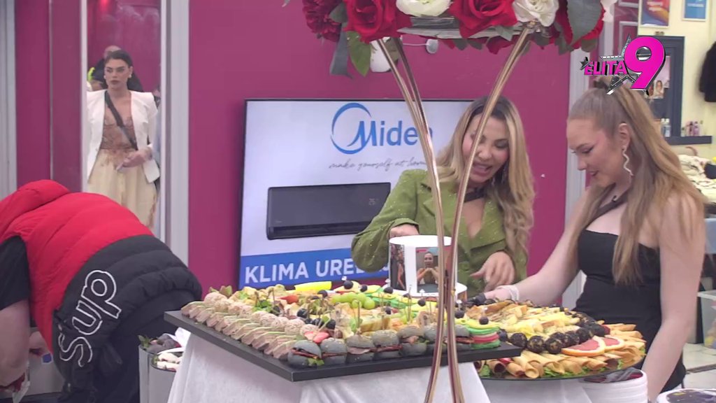 PRELEP JE! Aneli očarana Filipom, Car je poklonom oborio s nogu, pa komentarisala i njegov izgled! (VIDEO)