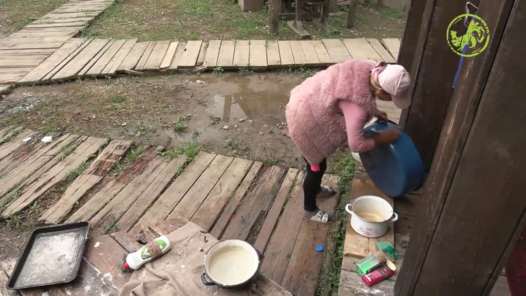 NA MUCI SE POZNAJU JUNACI! Barbi prionula na NAJPRLJAVIJI posao na imanju - Niko se nije ponudio da joj POMOGNE (VIDEO)