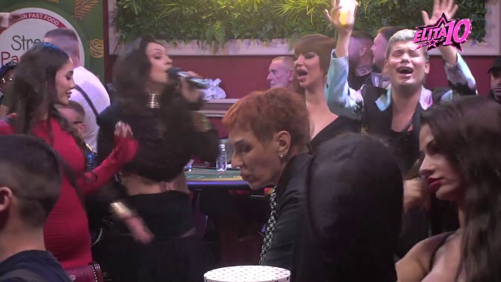 Uroša dotukla pesma: Zapevao na sav glas, pa počeo da doziva Boru Santanu (VIDEO)