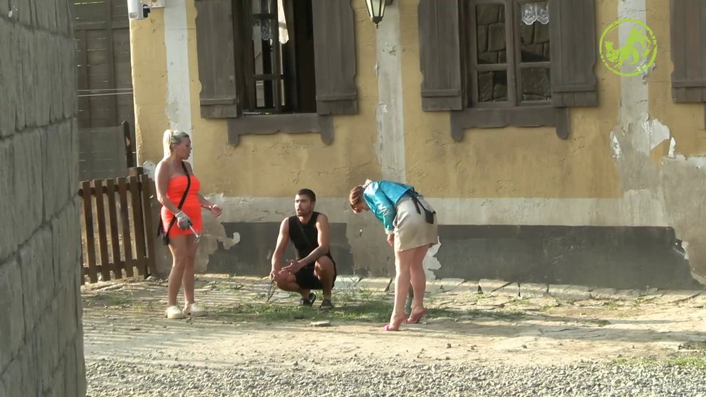 Drama zbog BRUSHALTERA ne jenjava! Elena našla rešenje, pa pokrila grudi CVETIĆIMA: Ravić još više pobesneo, pa rešio da je PRECRTA? (VIDEO)