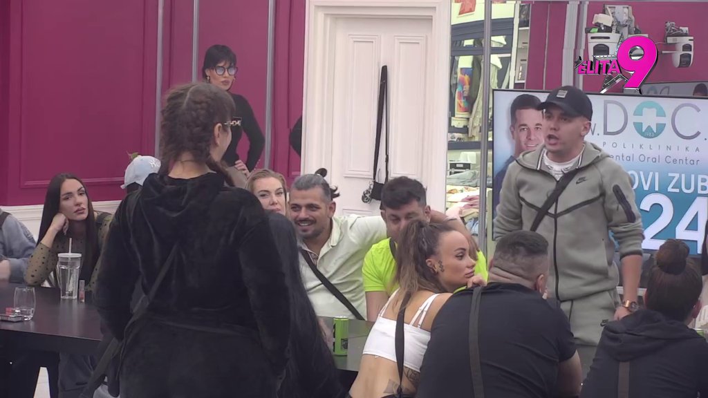 Opšti karambol u Beloj kući: Ratuje se na više frontova, žestoke prozivke pljušte na sve strane! (VIDEO)