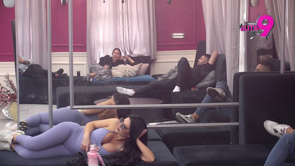 KAO NA PLAŽI U MAJAMIJU! Stanija pozira i pokazuje obline tik Maji i Asminu ispred nosa! ONI OSLEPELI! (VIDEO)