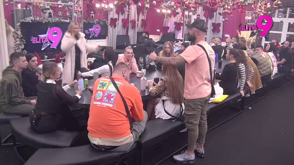 Obile im se pare o glavu! Istina izlazi na videlo: Aneli žestoko udarila na Biljanu Vujović, otkrila šta su radili sa novcem od fanova (VIDEO)