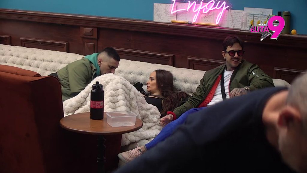 OTKRILA SAM ĆEBE! Teodora tvrdi da je Bebica štipa ispod pokrivača, ON POČEO DA URLA I DA JE PSUJE! (VIDEO)