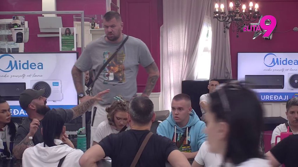 Asmin bio sa bivšom učesnicom Elite?! Opšti haos u Beloj kući zbog navodne afere Anđela i Maje (VIDEO)