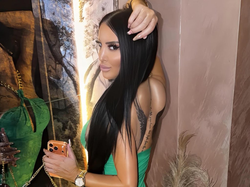 Bivša učesnica Elite prodaje intimne fotke! Šuška se da koštaju samo PET EVRA, a sada nudi i druge usluge (FOTO)