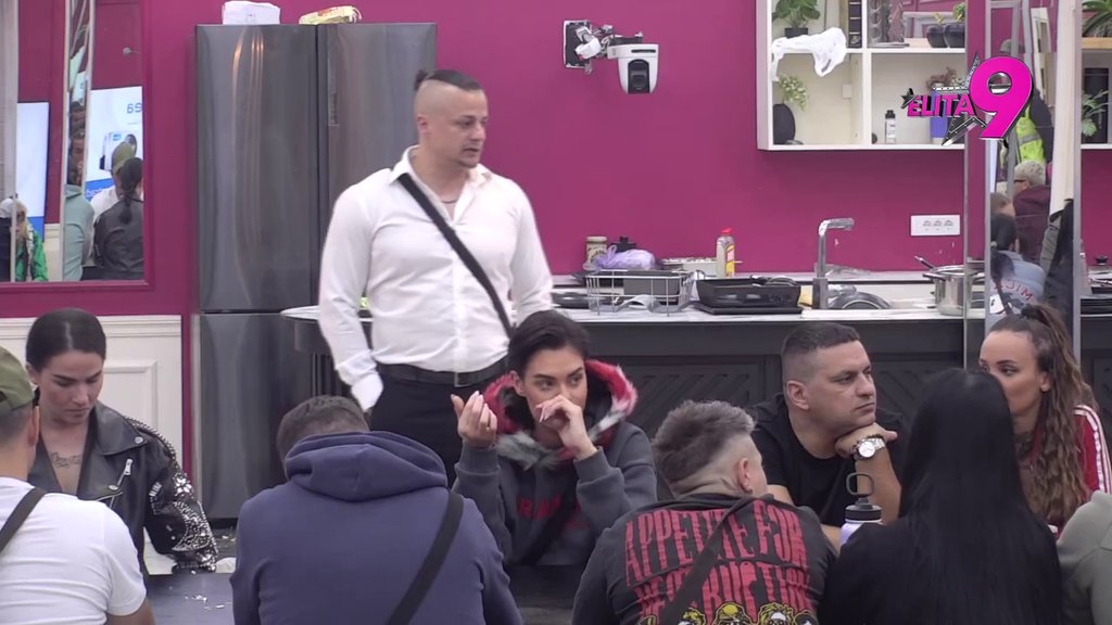 VINUO JE U NEBESA: Asmin priznao da Maju izdvaja od ostalih učesnika, udelio joj veoma važan EPITET! (VIDEO)