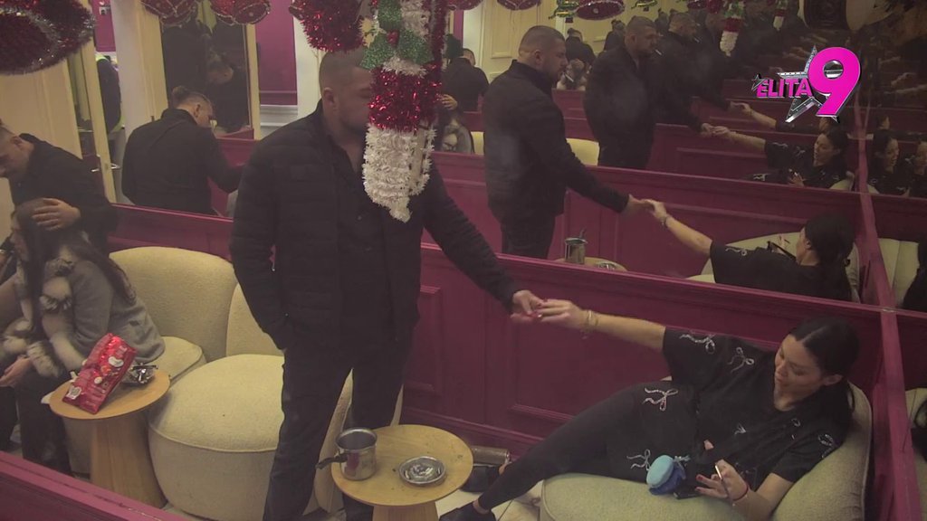 Vodite vepricu na parenje: Maja i Miljana nastavljaju brutalan sukob, leti perje na sve strane! (VIDEO)