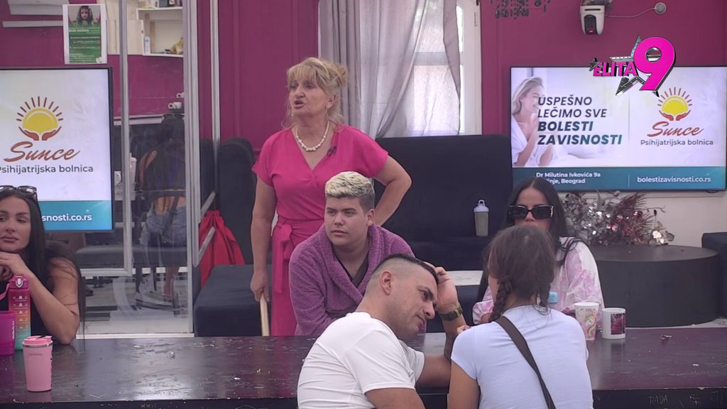 Da, prosuo sam prljavu vodu! Asmin bez trunke blama DEGRADIRAO Hanin rad i ribanje dnevne sobe! (VIDEO)