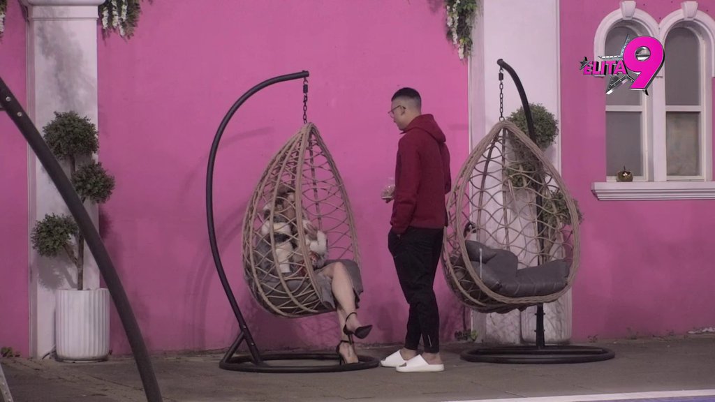 BAHATO PONAŠANJE SUNČICE BAJIĆ! Murat joj poručio da će joj ustupiti svoj krevet da spava sama, ona ga NOGIRALA (VIDEO)