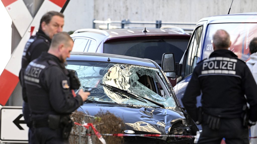 Pogledajte kako izgleda automobil koji je gazio ljude u Majnhajmu: Crni dan za Nemačku, broje se stradali (FOTO)