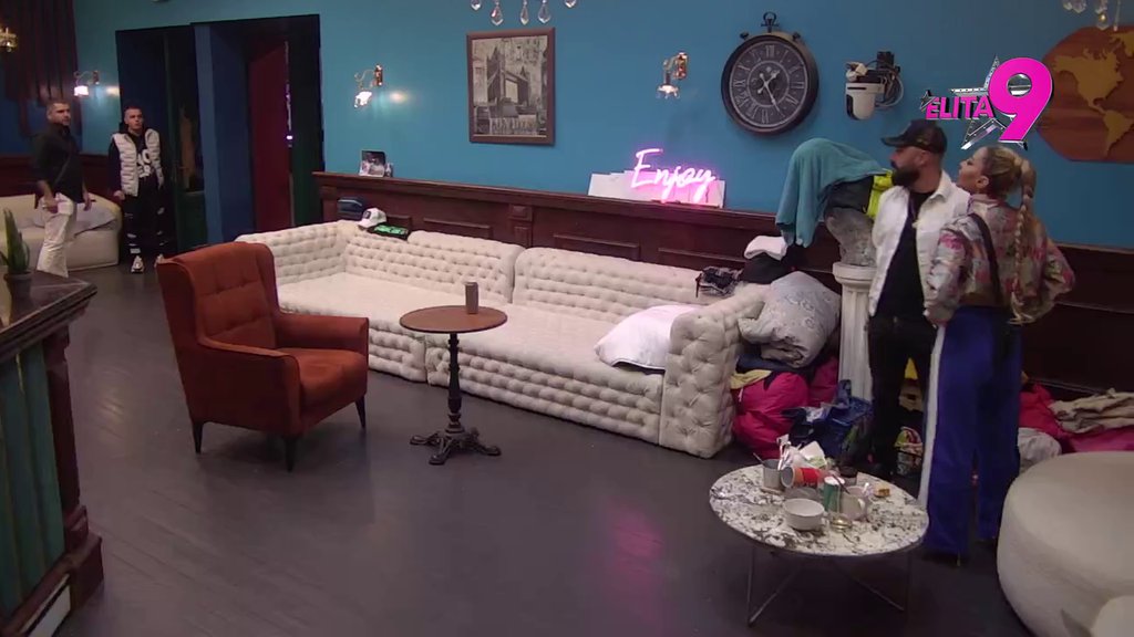 Ne prestaje da divlja: Aneli ponovo pobacala Lukine stvari, karambol ne prestaje! (VIDEO)