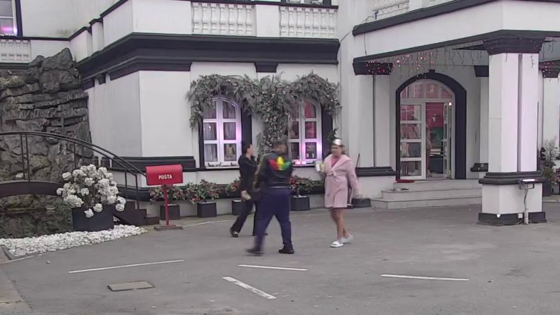 TRČI KOLIKO GA NOGE NOSE! Anastasija juri Boru po imanju, jogurt joj postao glavno oružje za istrebljenje Santane! (VIDEO)