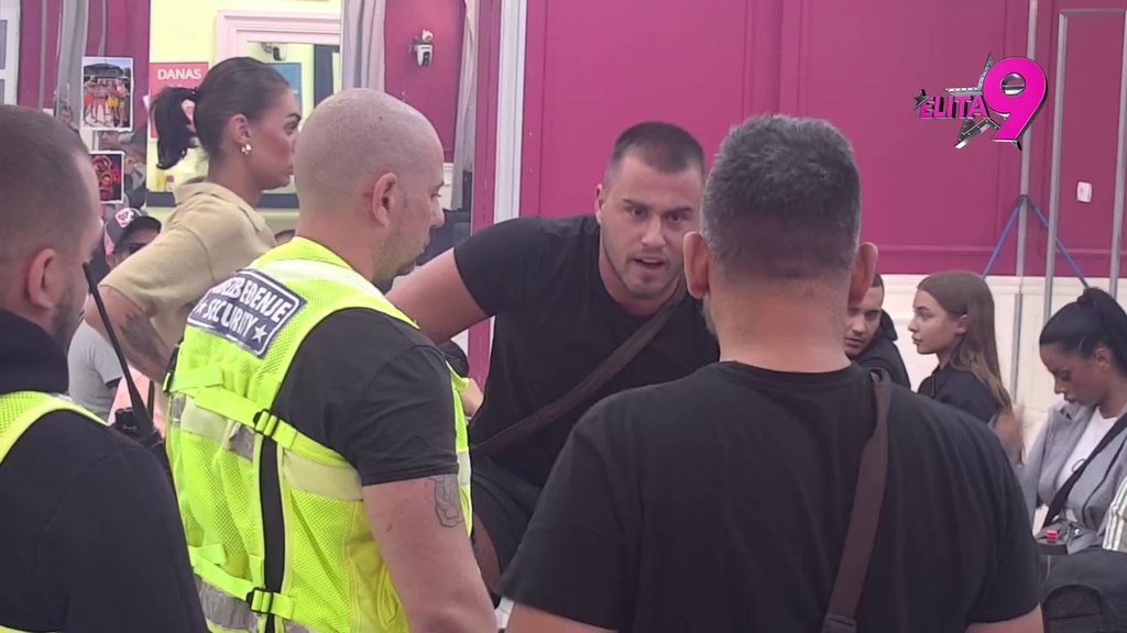 SVE SE ORI ZA CRNIM STOLOM: Viktor iskazao svoju muškost, pa pokazao zube Santani, on ćuti kao zaliven! (VIDEO)