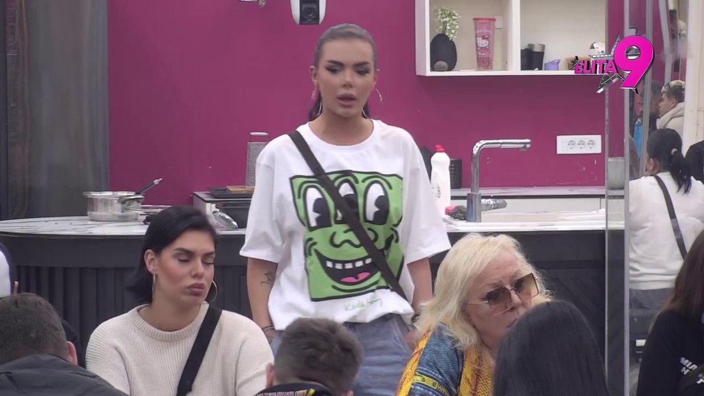 Udružile zle jezike: Maja i Aneli brutalno oblatile Anitu jer je glupa, ona nikad žešće uzvratila i udarila na njihov izgled! (VIDEO)