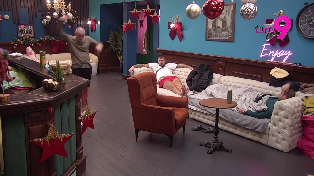 JANJUŠEVA DISERTACIJA! Doktorirao je ženske zadnjice, a sad otkrio koje su NAJBOLJE POD RUKOM! (VIDEO)