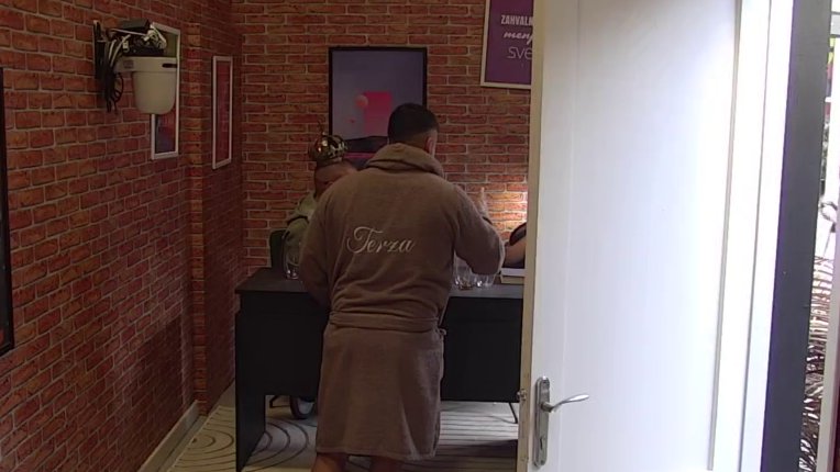 PRIZNAJE SVE GREŠKE: Laura navodi šta je sve blamantno uradila tokom žurke, Terza joj poručio: SAMO ŠTO NISAM POVRATIO (VIDEO)