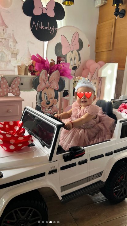 SLAVLJE U DOMU ANĐELE ĐURIČIĆ! Tetka priredila bajkovitu proslavu maloj Nikoliji: SVE U ROZE BOJI, A DOBILA I SKUPOCENI POKLON (FOTO)