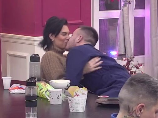 Kao nekada sa Mensurom! Mina i Viktor uživaju u ljubavi poput dece, ljube se kao da sutra ne postoji (VIDEO)