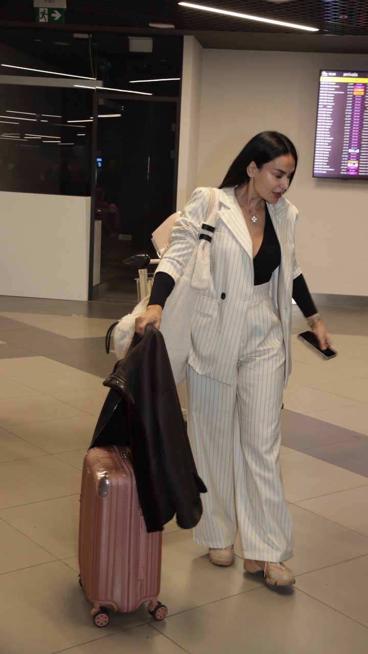 Indi Aradinović uhvaćena BEZ ŠMINKE na aerodromu, radi punom parom van Srbije, a sad progovorila o zaradi i bakšišu, evo i kakav je njen emotivni status (FOTO)