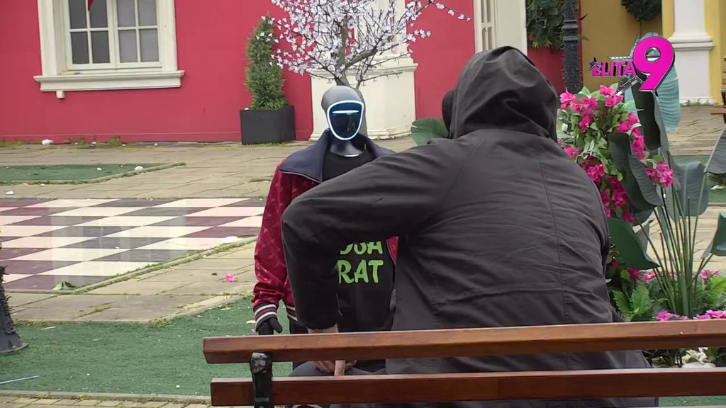 SKAČE PO KREVETU! Janjuš se pohvalio Toši da mu RADI MUŠKOST! (VIDEO)