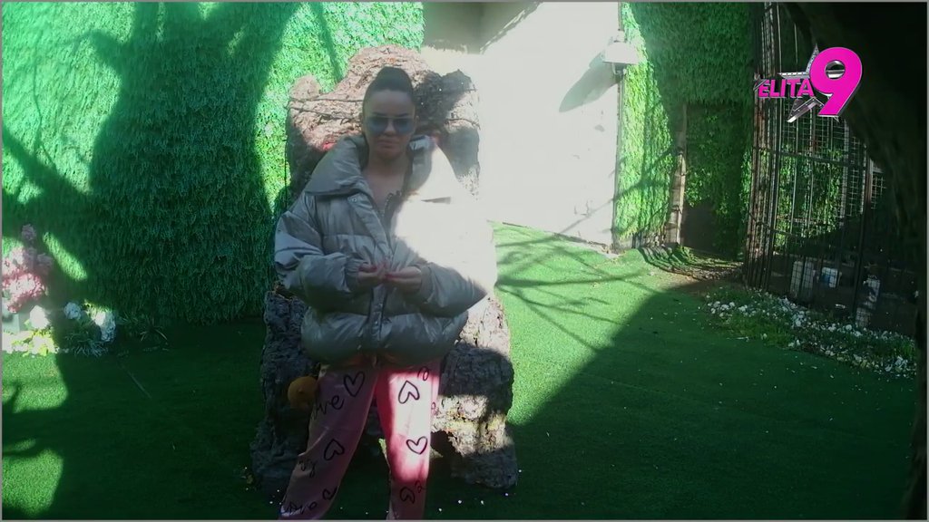 OBILO JOJ SE O GLAVU! Jovana pevačica istakla da je upozorila Kačavendu da će zbog Janjuša udariti glavom o zid, pa oplela po Sofiji: ONA JE  TEŠKI FOLIRANT! (VIDEO)