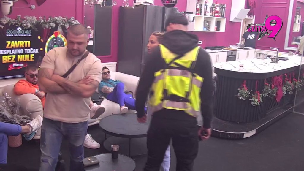 Bićeš zelen, a ne crven! Obezbeđenje stalo između Aneli i Asmina, ona ga ne pušta! (VIDEO)